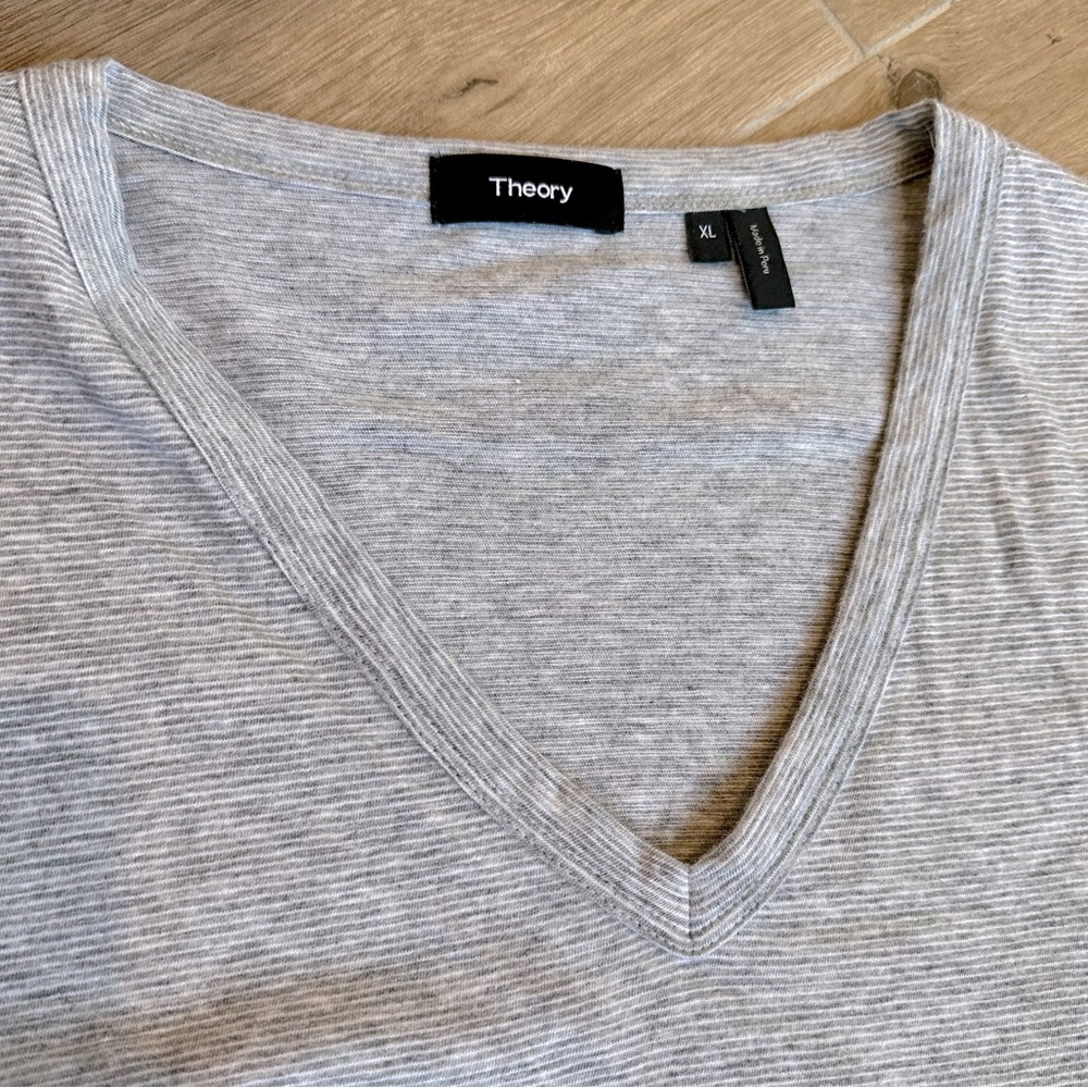 Men’s Theory Gray Cotton Short Sleeve T-Shirt in size XL.